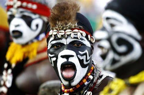 Cerimonia di danza con maschere tribali africane