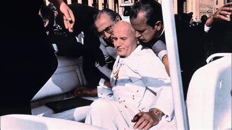 Giovanni Paolo II ferito sulla Papamobile dopo l'attentato del 13 maggio 1981