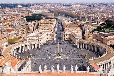 Vista aerea di Piazza San Pietro con il colonnato del Bernini