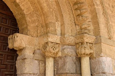 Dettaglio della facciata e del portico della Chiesa di Santa Maria Maggiore