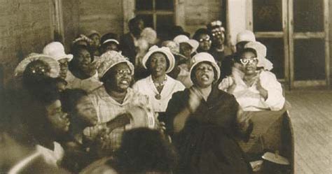 Foto storica di un coro di spirituals afroamericano in abiti tradizionali