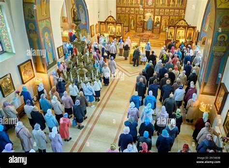 Illustrazione di persone che cantano e adorano in una chiesa con le mani alzate