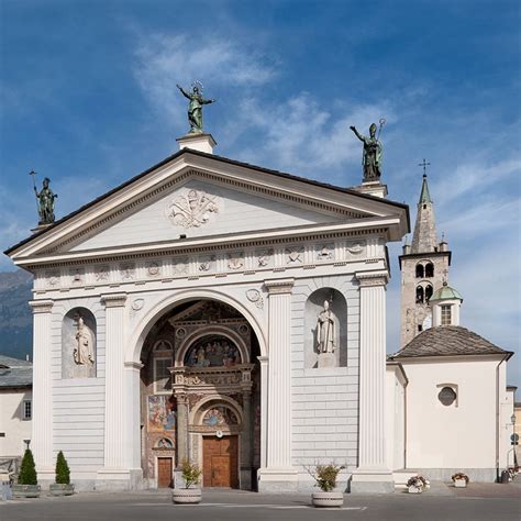 Foto della facciata della Cattedrale di Aosta in un contesto storico