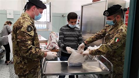 Volontari del Cenacolo Eucaristico della Trasfigurazione che distribuiscono pasti o pacchi viveri