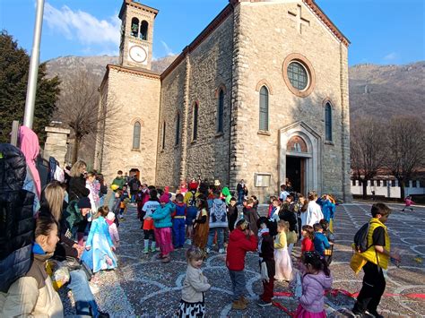 Bambini che giocano in un oratorio