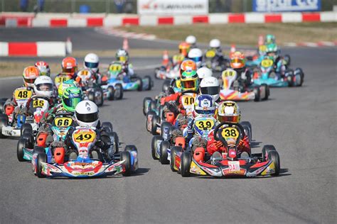 Bambini che partecipano a una gara di Go-Kart a pedali