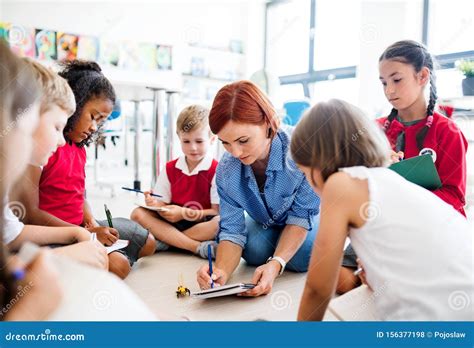Catechista che dialoga con un gruppo di bambini