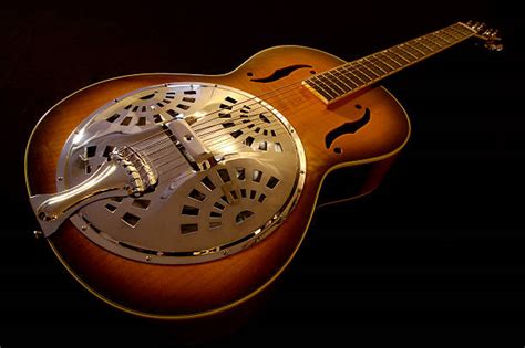 foto chitarra resofonica con cono biscuit bridge