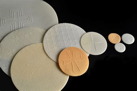 Schema che illustra la differenza tra ostia sacerdotale e particole per i fedeli