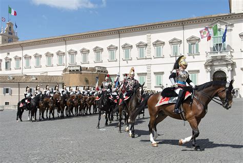 Foto storica dei Corazzieri a cavallo nel Cortile d'Onore del Quirinale