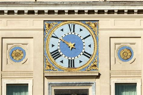 Dettaglio del Torrino con orologio e mosaico