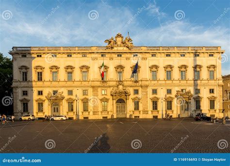Foto tematica della facciata del Palazzo del Quirinale al tramonto