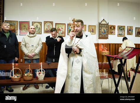 sacerdote pensieroso o in atto di benedizione