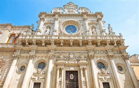 Facciata della Basilica di Santa Croce a Lecce con luce dorata