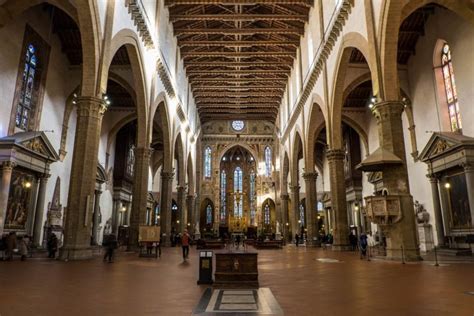 Interno della Basilica di Santa Croce con navate e altari