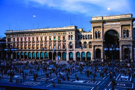 Montaggio fotografico con le principali attrazioni di Milano: Duomo, Galleria Vittorio Emanuele II, Teatro alla Scala