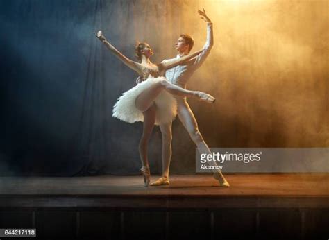 foto di ballerini di danza classica o contemporanea che si esibiscono su un palco