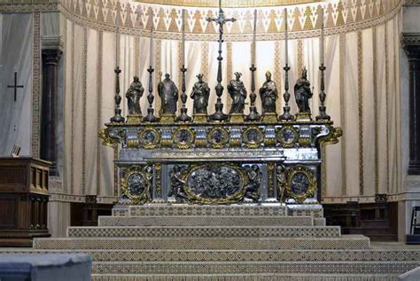 Dettaglio dell'altare maggiore con le statue di San Marco, San Barnaba e Santa Concordia