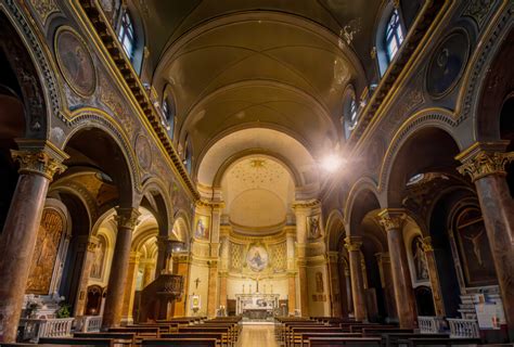 Interno della chiesa di Santa Barbara con il fonte battesimale