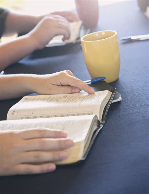 Rappresentazione di persone che studiano la Bibbia insieme in un ambiente di apprendimento