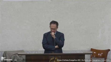 Scena di un pastore che predica alla sua congregazione in una chiesa