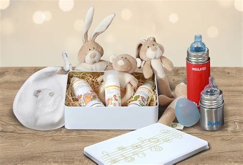 Foto di un neonato che riceve un regalo per il battesimo