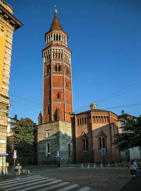 Foto esterna della Chiesa di San Gottardo in Corte, con particolare sul campanile