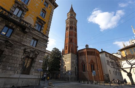 Foto del campanile della Chiesa di San Gottardo in Corte, con l'orologio
