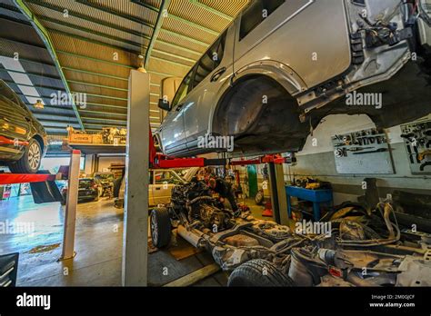 Interno di un'officina meccanica moderna con veicoli
