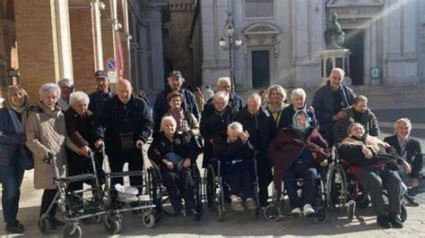 Foto di gruppo di volontari UNITALSI durante un pellegrinaggio