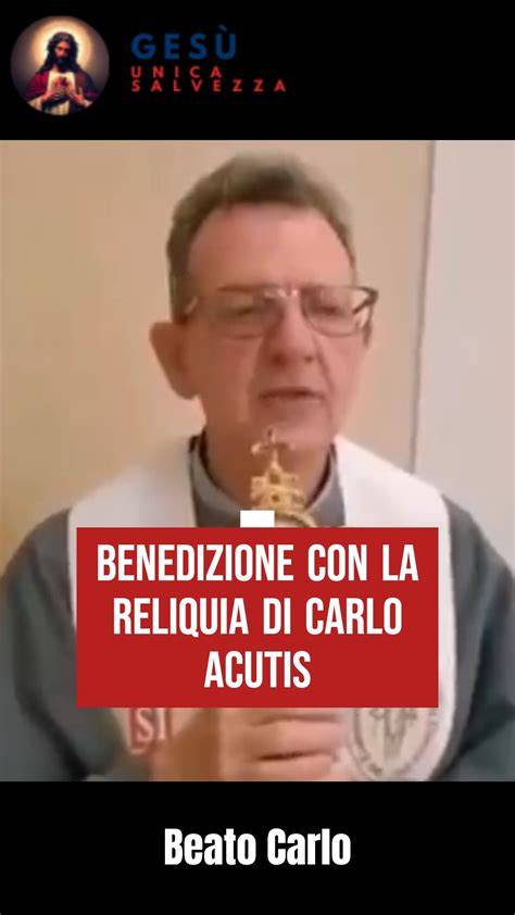 Sacerdote che impartisce una benedizione collettiva con candele incrociate in un contesto moderno