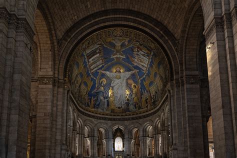 Dettaglio della facciata in stile romanico-bizantino della Basilica del Sacro Cuore con le statue esterne