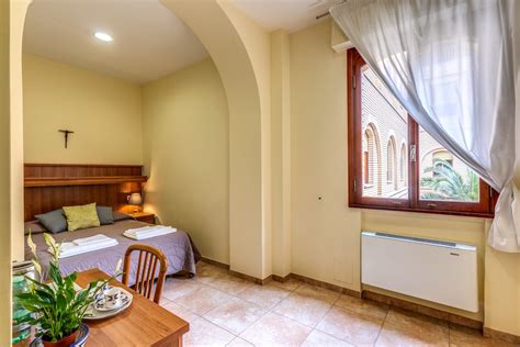 Vista panoramica di Casa Maria Immacolata a Gosaldo immersa nel paesaggio montano con boschi