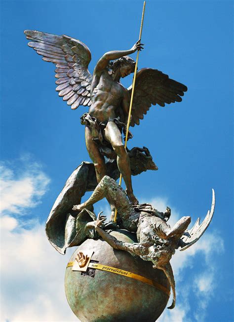 Statua di San Michele Arcangelo in atteggiamento di vittoria sul demonio