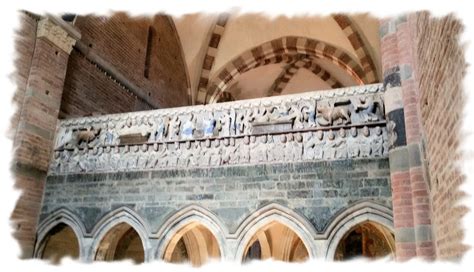 foto della facciata dell'Abbazia di Vezzolano con dettagli delle sculture