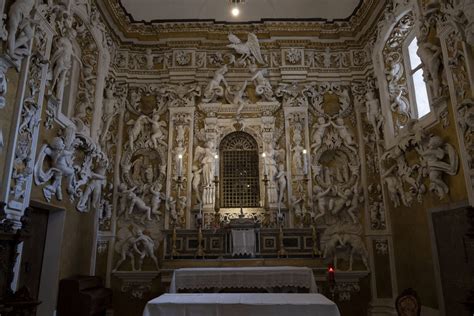 Foto ravvicinata del reliquiario d'argento contenente il teschio di Sant'Anna a Castelbuono