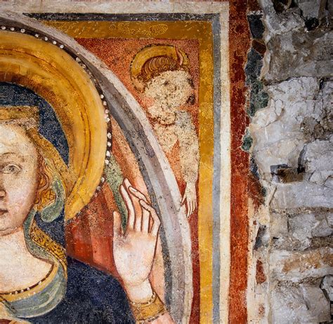 Foto ravvicinata dell'affresco della Madonna del Sambuco nell'Abbazia