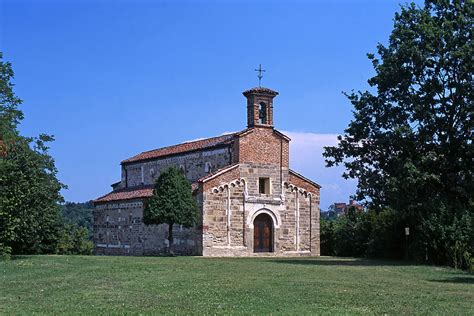 Veduta della Pieve di San Secondo sulle colline intorno a Cortazzone