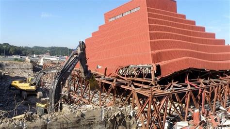 Foto o rendering del Palababele di Cantù, la piramide rossa