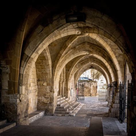 Dettaglio degli archi e delle colonne della chiesa inferiore della Cattedrale di Santander, con enfasi sui pilastri a fascio.