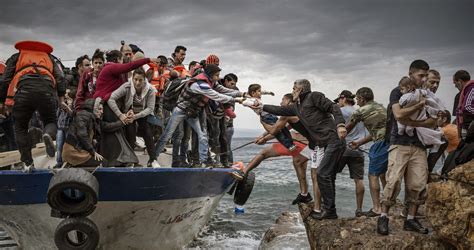 immagine simbolica di persone che aiutano migranti o i poveri