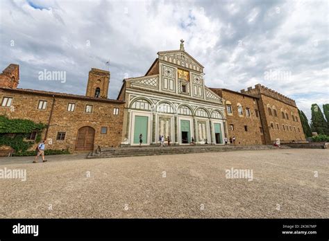 Foto esterna dell'Abbazia di San Faustino, mostrando la facciata romanica e la torre campanaria