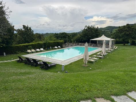 Piscina esterna del Life Hotels Abbazia San Faustino Resort con vista panoramica