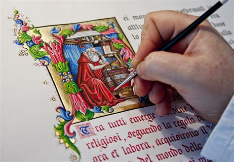 Monaco amanuense che scrive e decora una miniatura in uno scriptorium medievale
