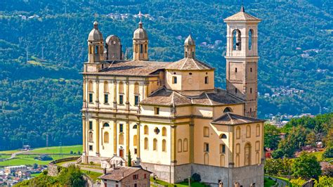 Affresco o illustrazione storica del Santuario della Santa Casa di Loreto, con una processione o fedeli in preghiera.
