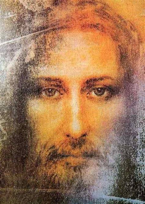 Illustrazione del volto di Gesù Cristo con la Bibbia in primo piano