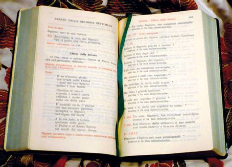 Illustrazione di fedeli che pregano la Liturgia delle Ore in una chiesa