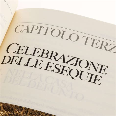 Rito delle esequie cattoliche con acqua benedetta e incenso sulla bara