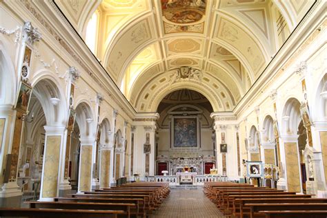 interno della Chiesa di Sant’Antonio Abate con dettagli dell'altare maggiore