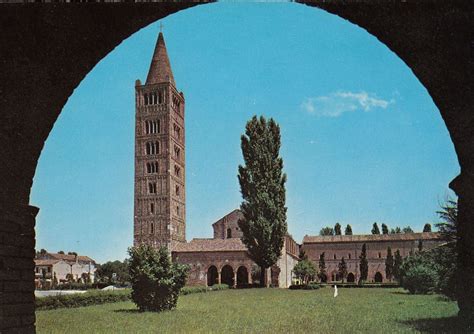 Veduta panoramica dell'Abbazia di Pomposa con il suo caratteristico campanile